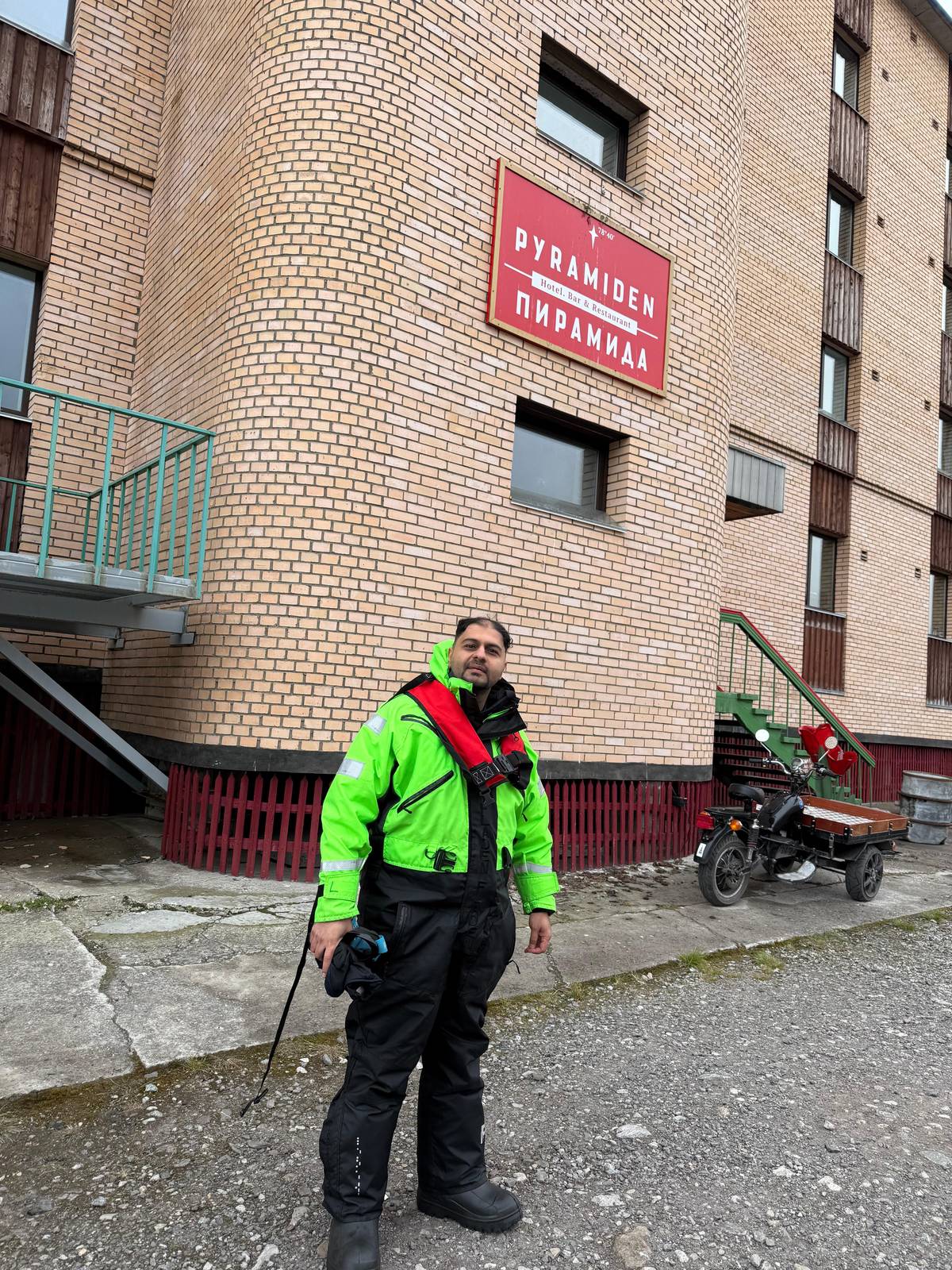 Longyearbyen: Pyramiden & Glacier Arctic Boat Tour