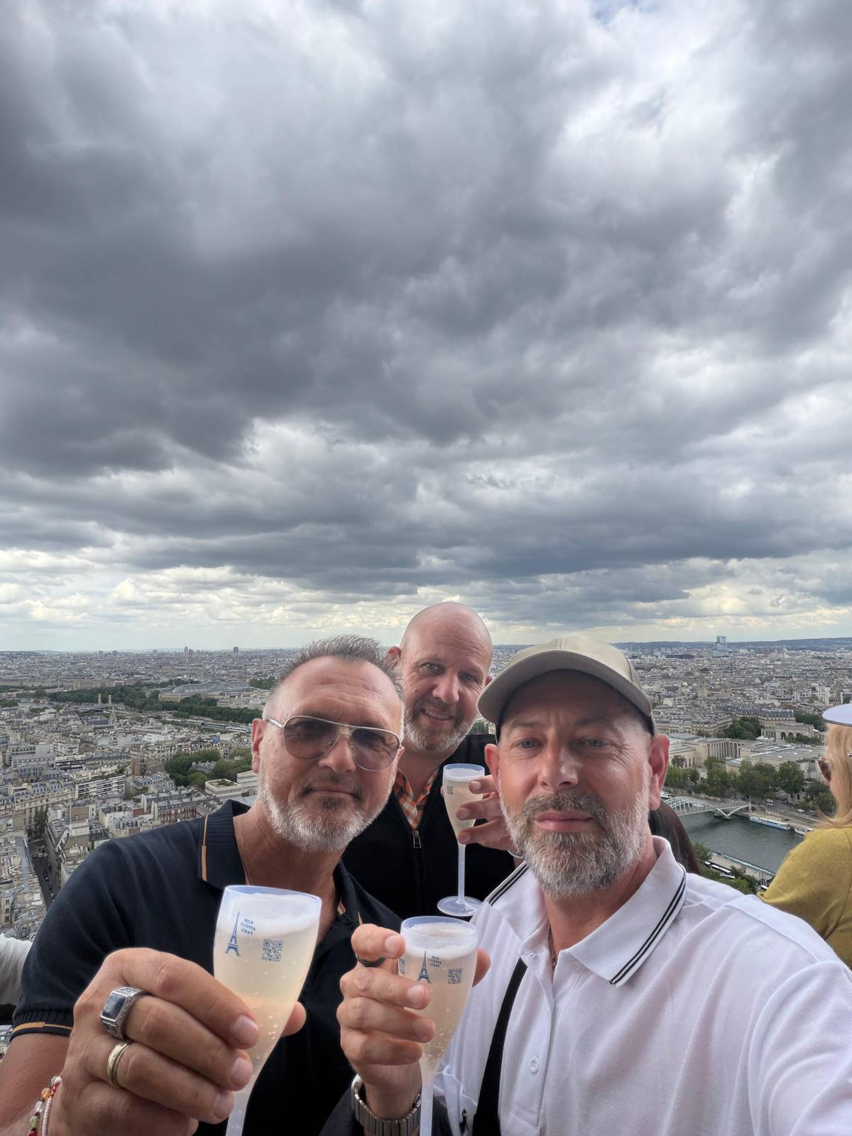 Paris: Lunch Cruise with 3-course menu from the Eiffel Tower