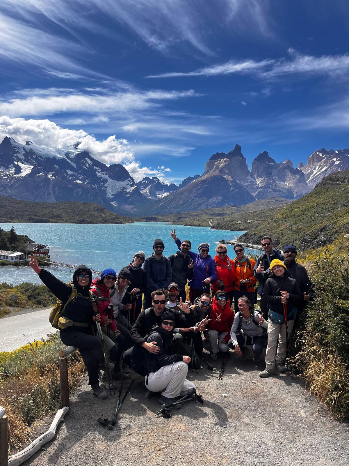 A group at the Lake Pehoé viewpoint
