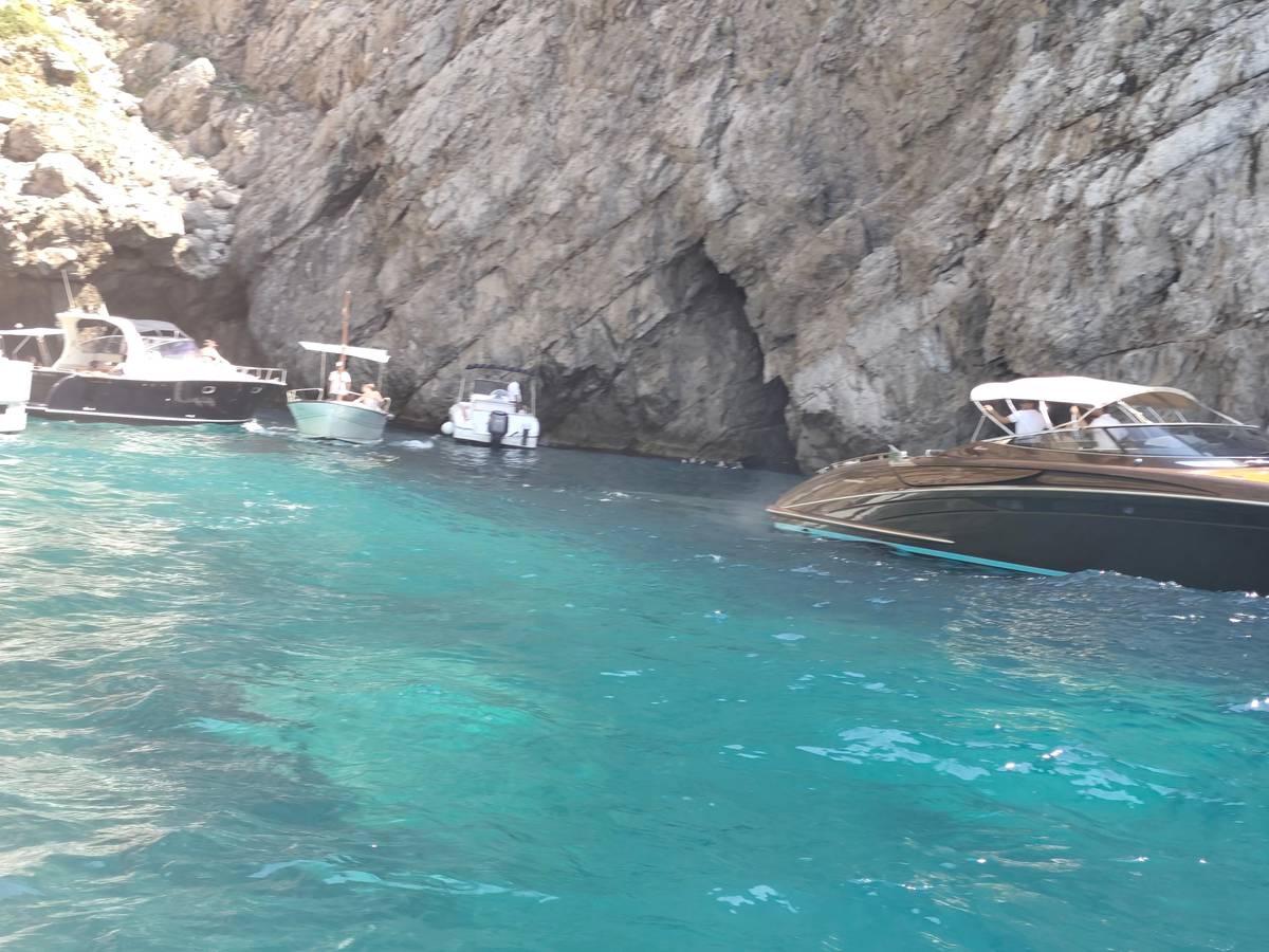 Capri boat tour from Naples