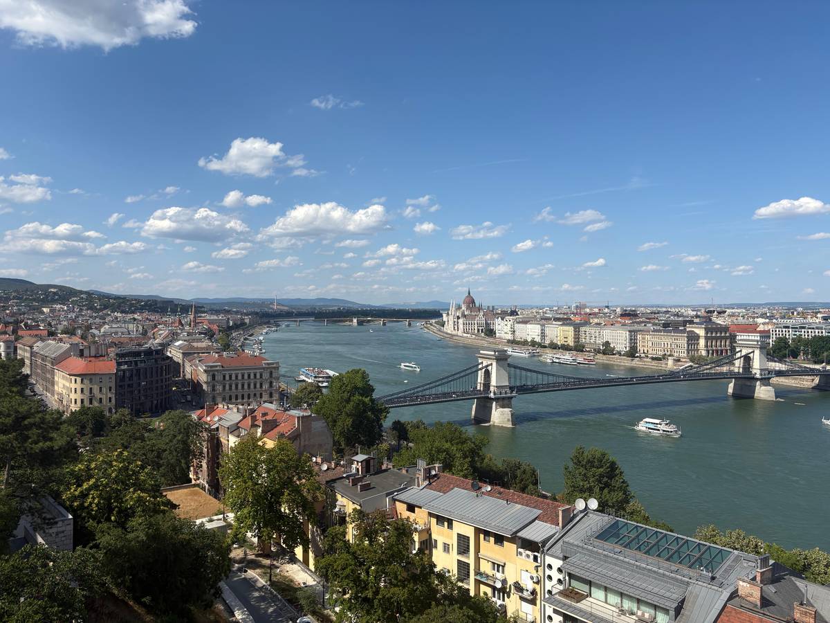 From Vienna: Bratislava and Budapest Guided Day Trip