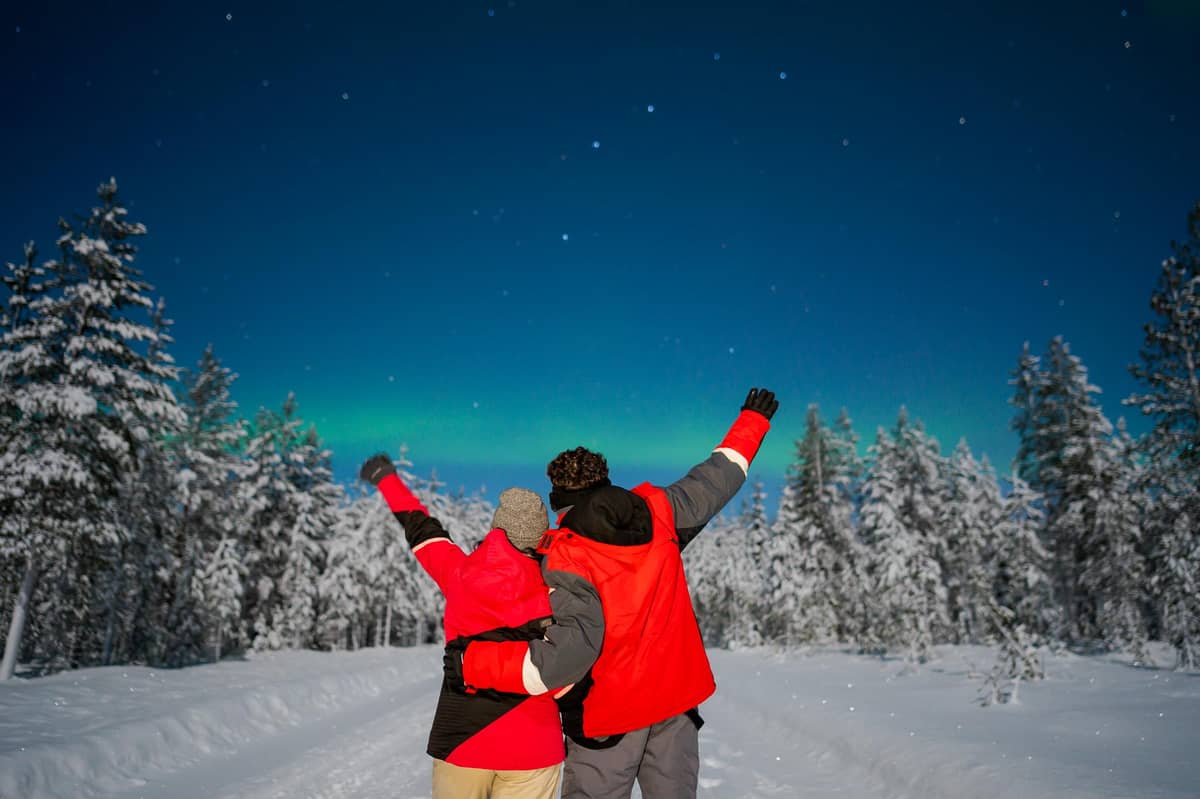 Zwei Gäste unter dem Polarlicht
