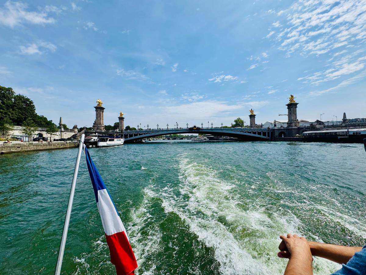 Paris: Hop-On Hop-Off Seine Cruise Pass with 9 Stops