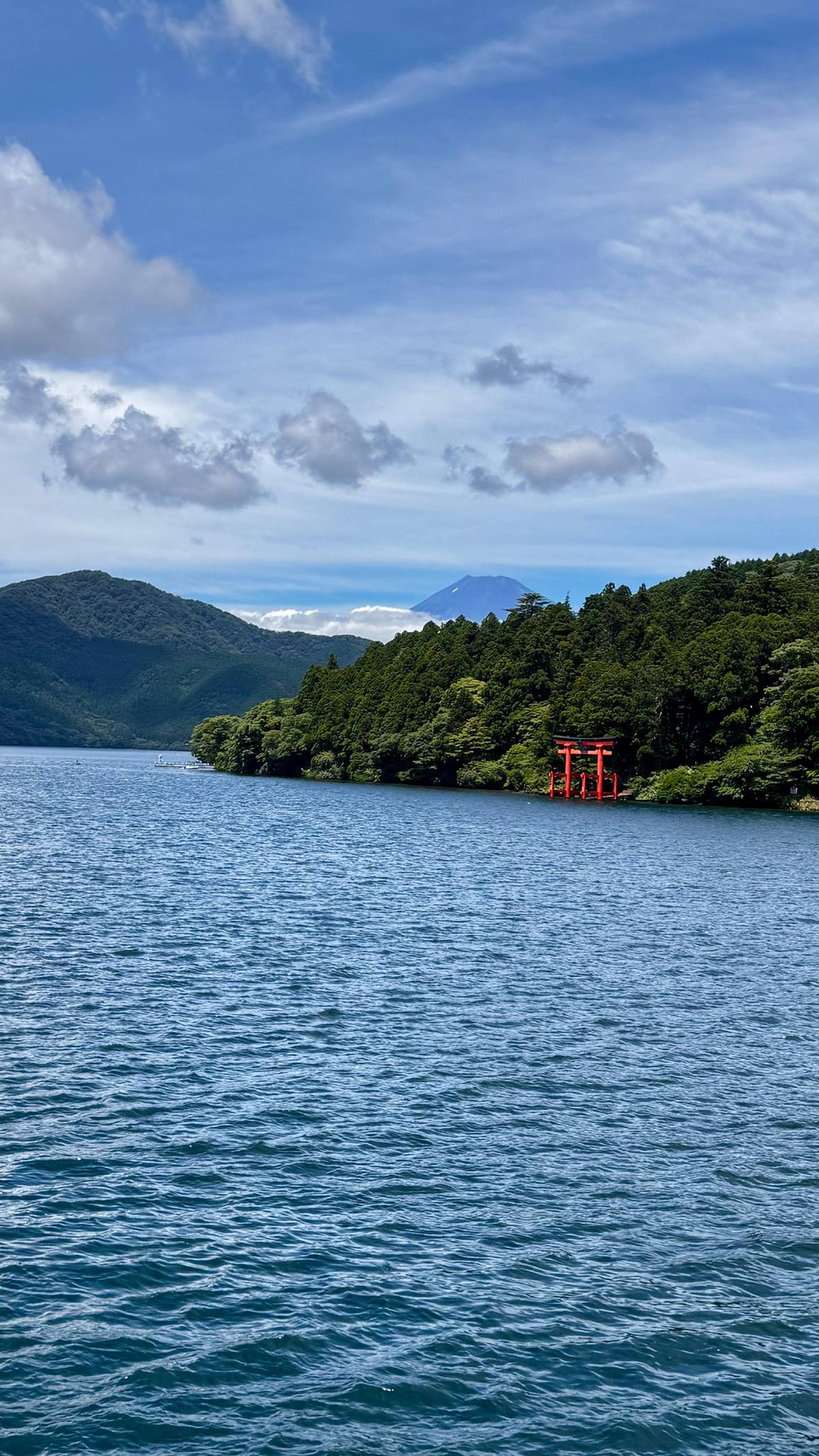 Lake Ashi in Hakone: what you see from the deck