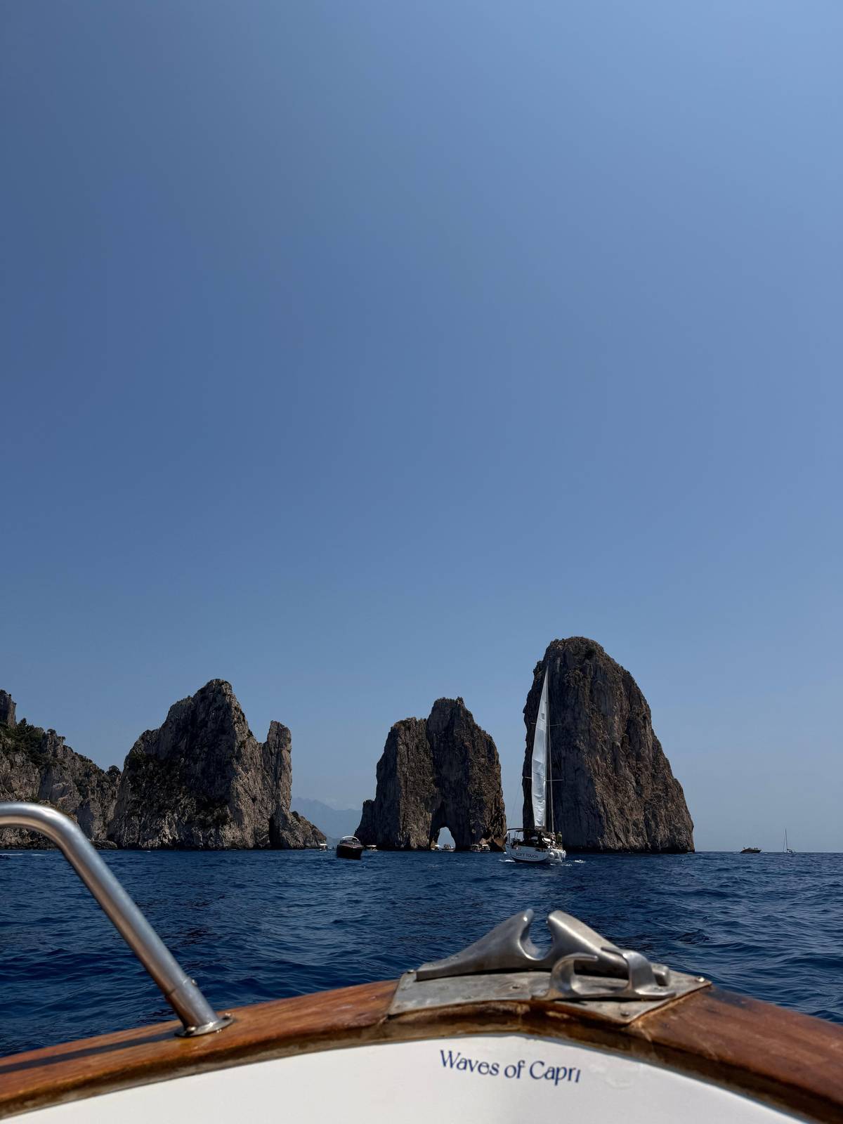 Esperienza Privata a Capri in Barca con Gozzo Classico 3H