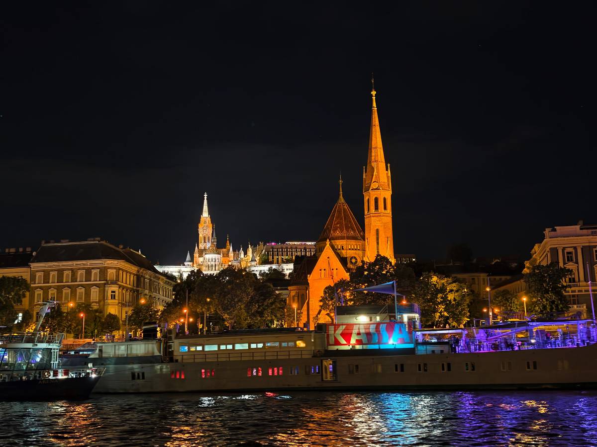 Budapest: Historical Cruise with Welcome Drink