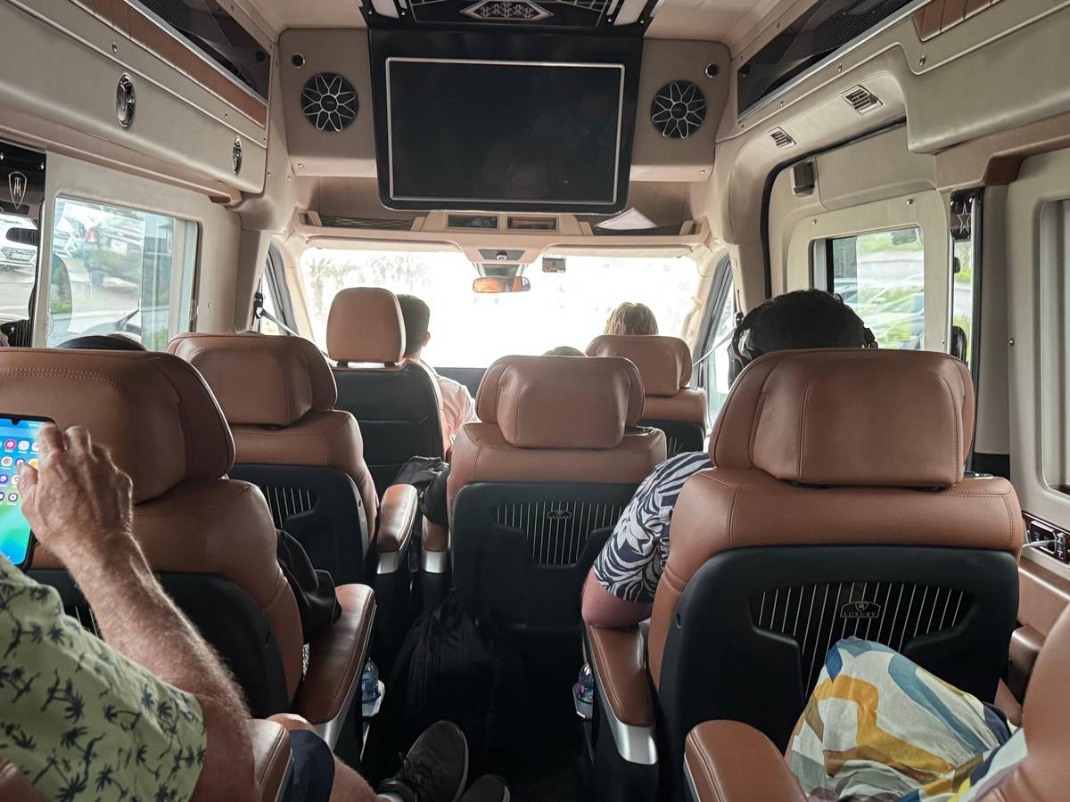 Hanoi: Transfer to/from Halong Bay by Limousine Bus