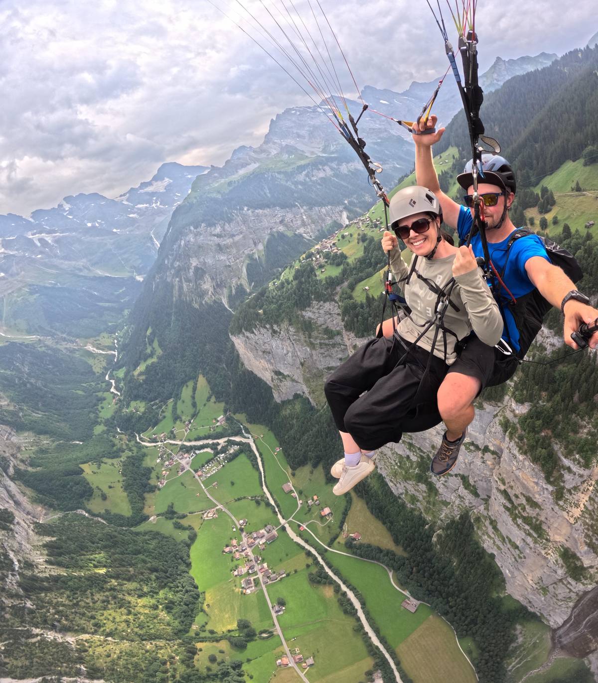 Tandem paragliding flight from Mürren
