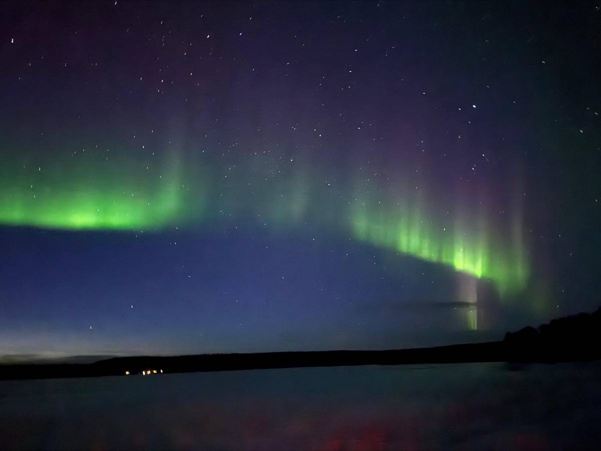 Polarlicht über einer gefrorenen Fläche