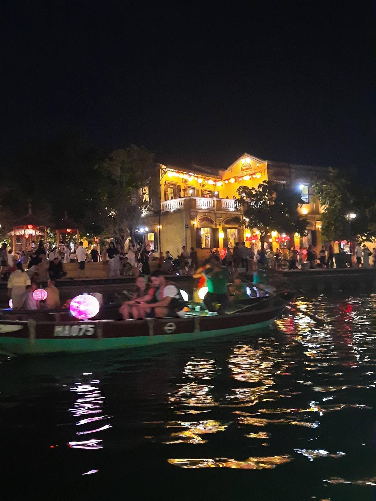 Barcos de linternas en el río en Hoi An por la noche