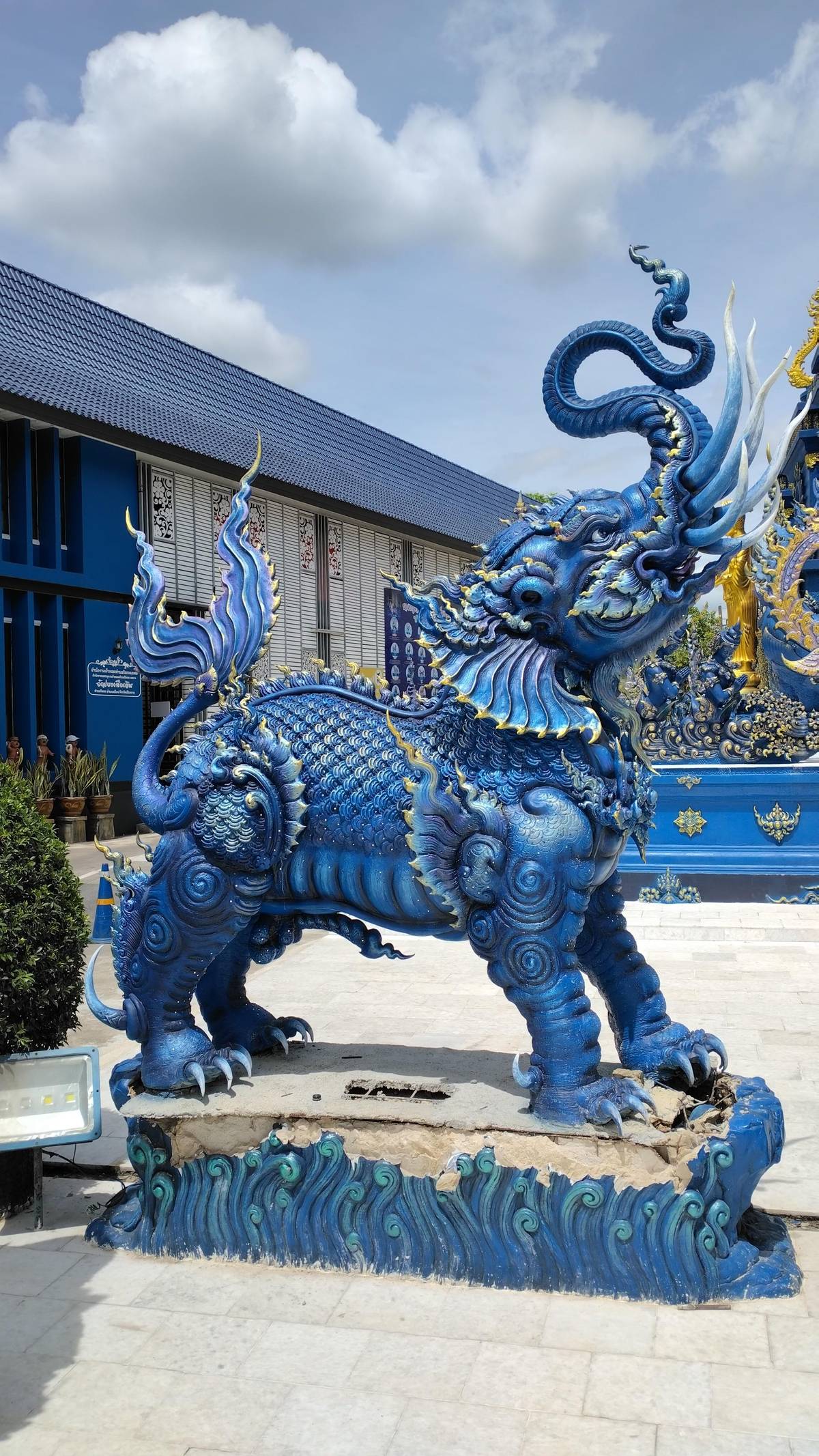 Blue Temple Chiang Rai (Wat Rong Suea Ten)
