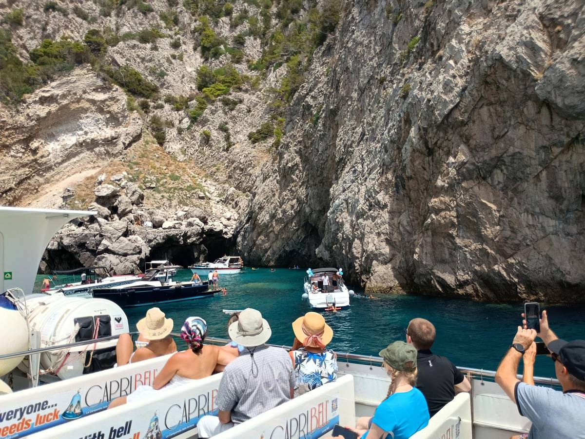 Capri: Island Boat Trip with Grottos