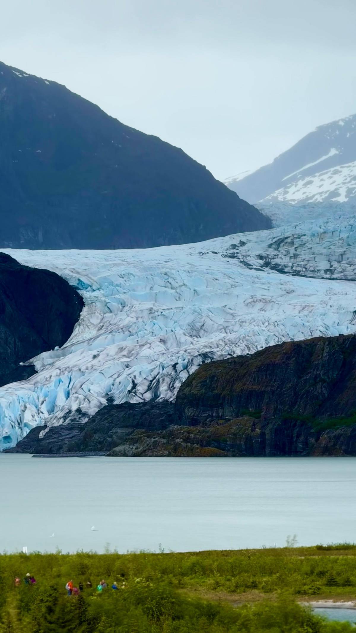 The glacier tongue reaching the lake