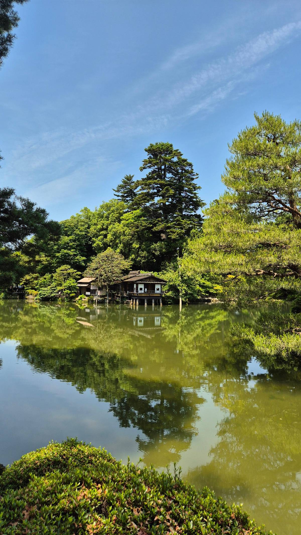 A tea house reflected in a Kenroku-en pond