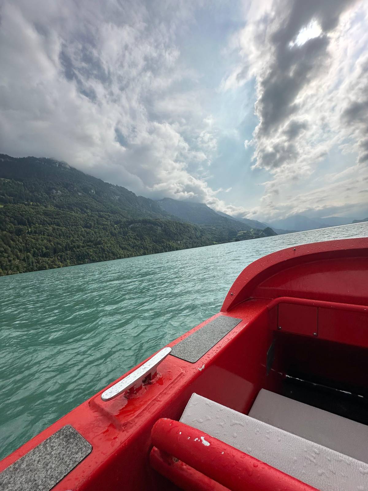 The red jetboat heading out across Lake Brienz