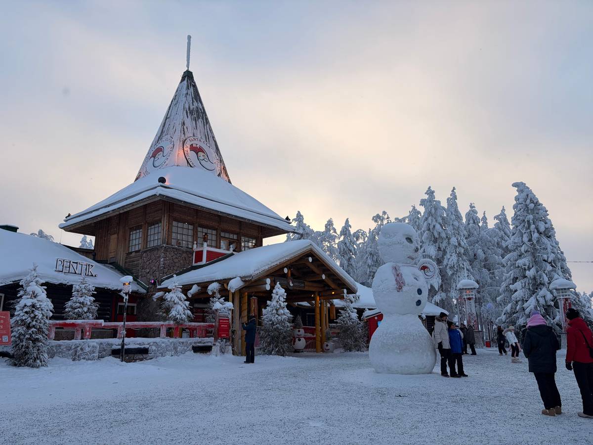 Le village du Père Noël dans la neige