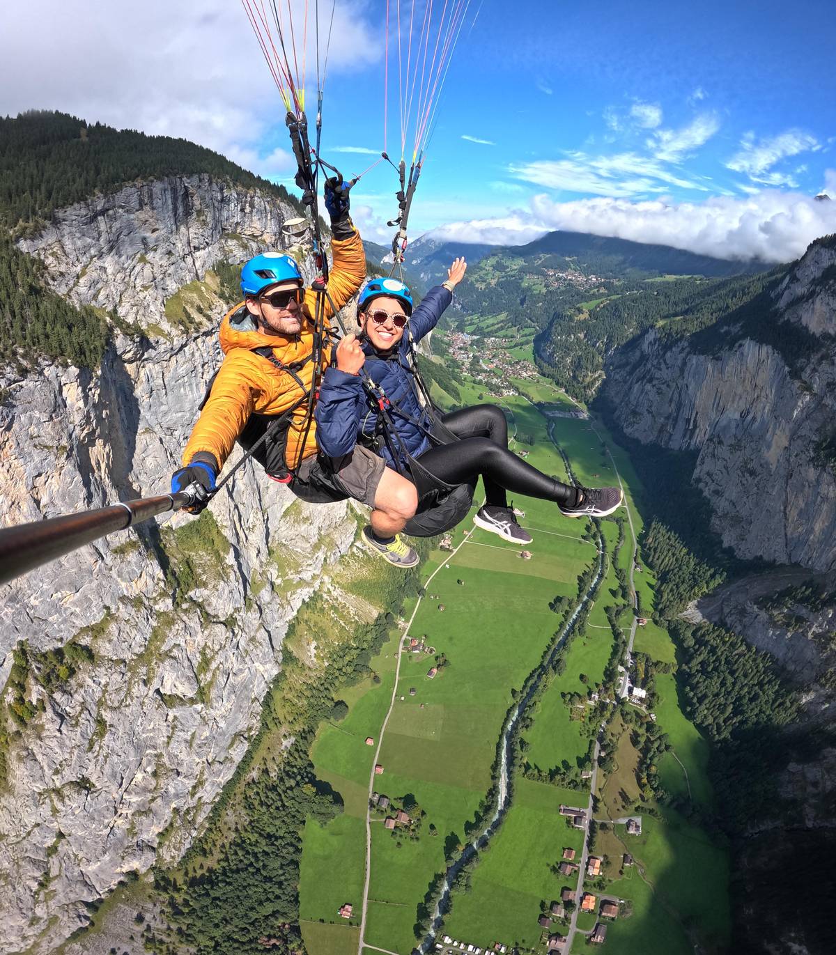 Tandem paragliding flight from Mürren