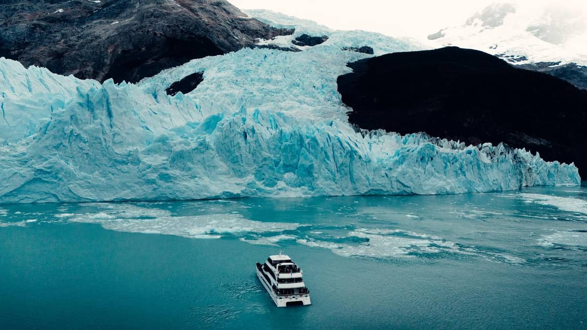 Sailing below the glacier wall