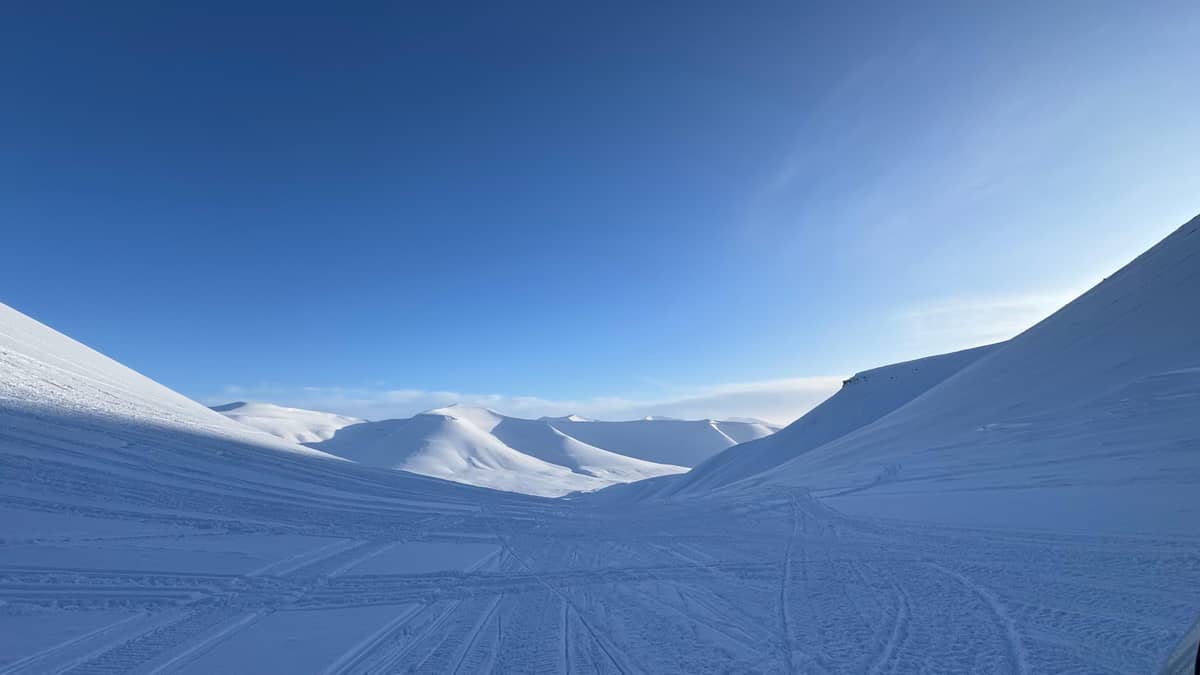 Ein verschneites Tal auf dem Weg hinaus