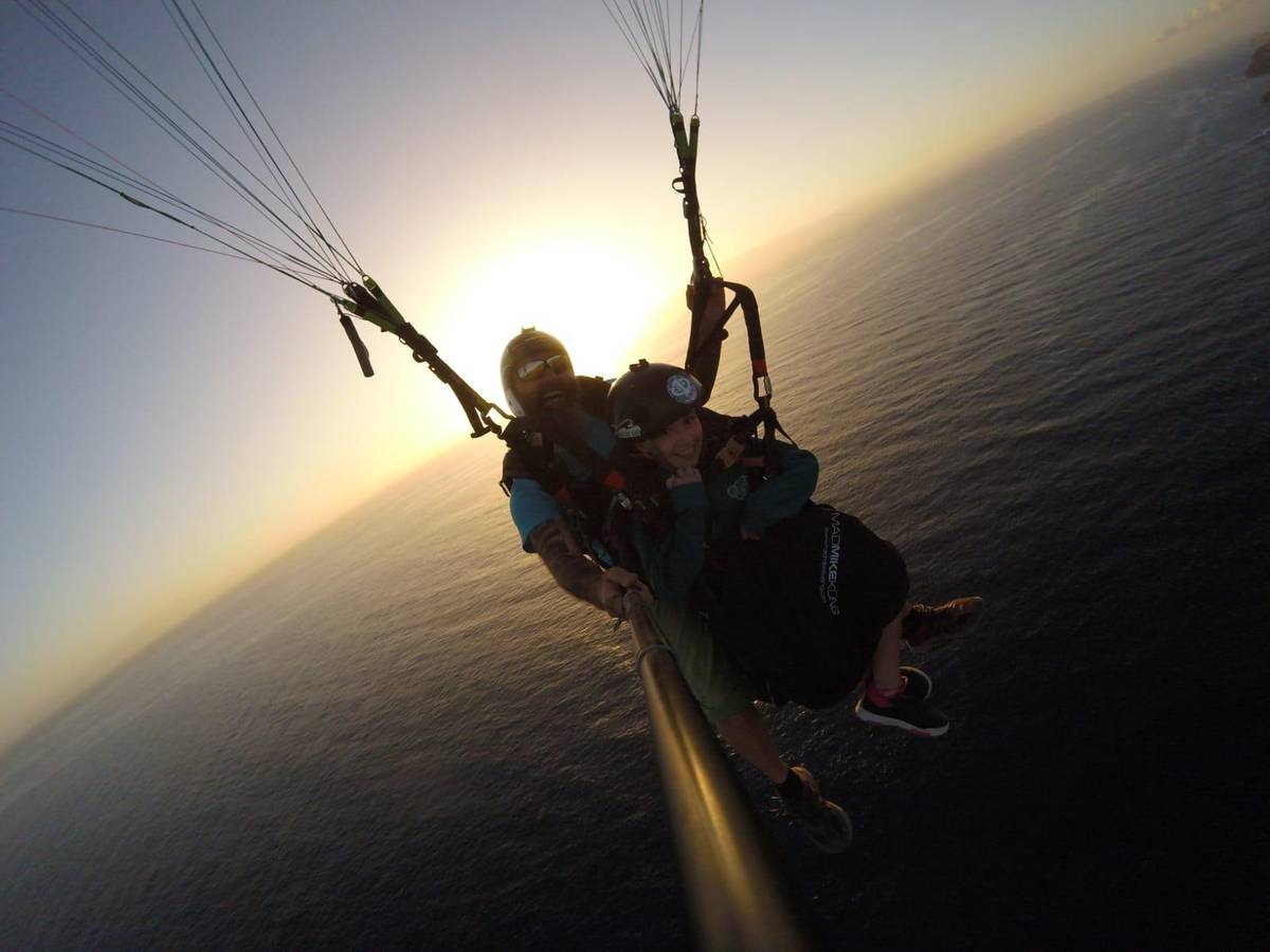 Flug in den Sonnenuntergang