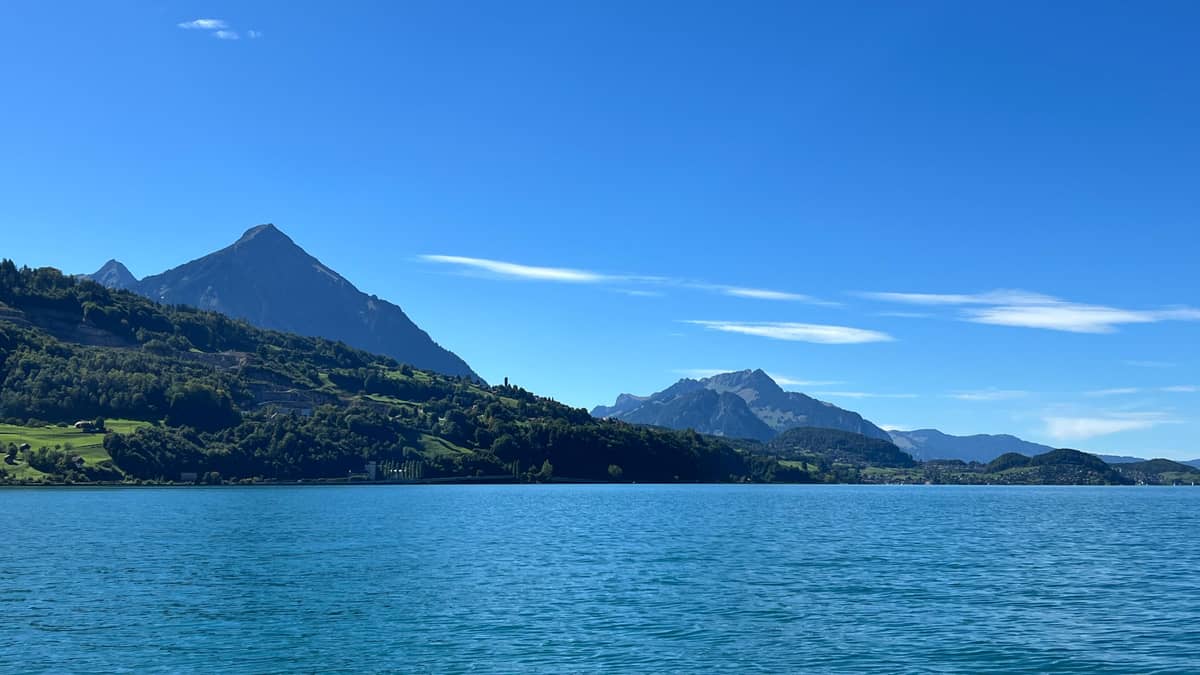 Private boat tour on Lake Thun - 3-hour experience with refreshment