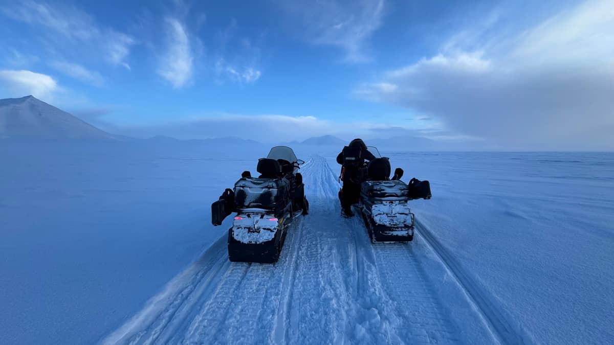 Zwei Schneemobile auf dem Fjord-Eis