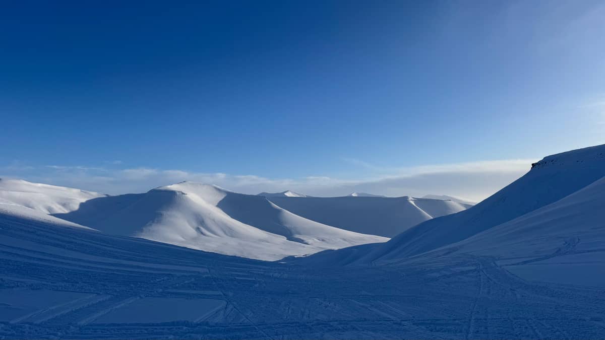 Weiche Schneehügel im Tal