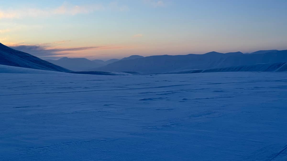 Meereis unter einer tief stehenden Wintersonne
