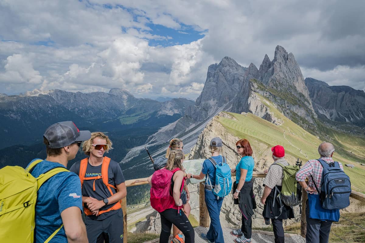 Seceda: the ridgeline, the cable car and the routes up
