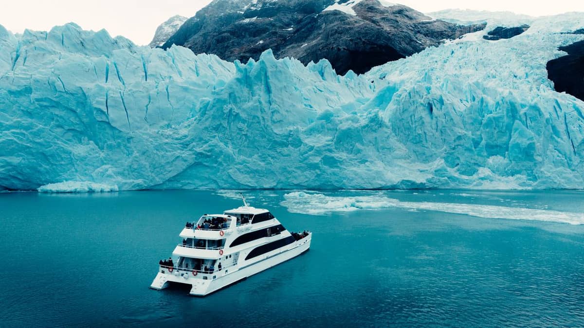 The boat in front of an ice front
