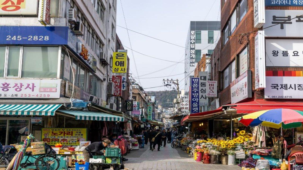 Busan: Jagalchi Market & Gamcheon village Walking Tour 3