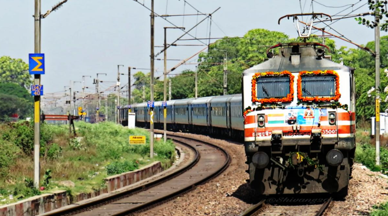 Delhi: Taj Mahal Day Trip By Express Train with Elephant SOS