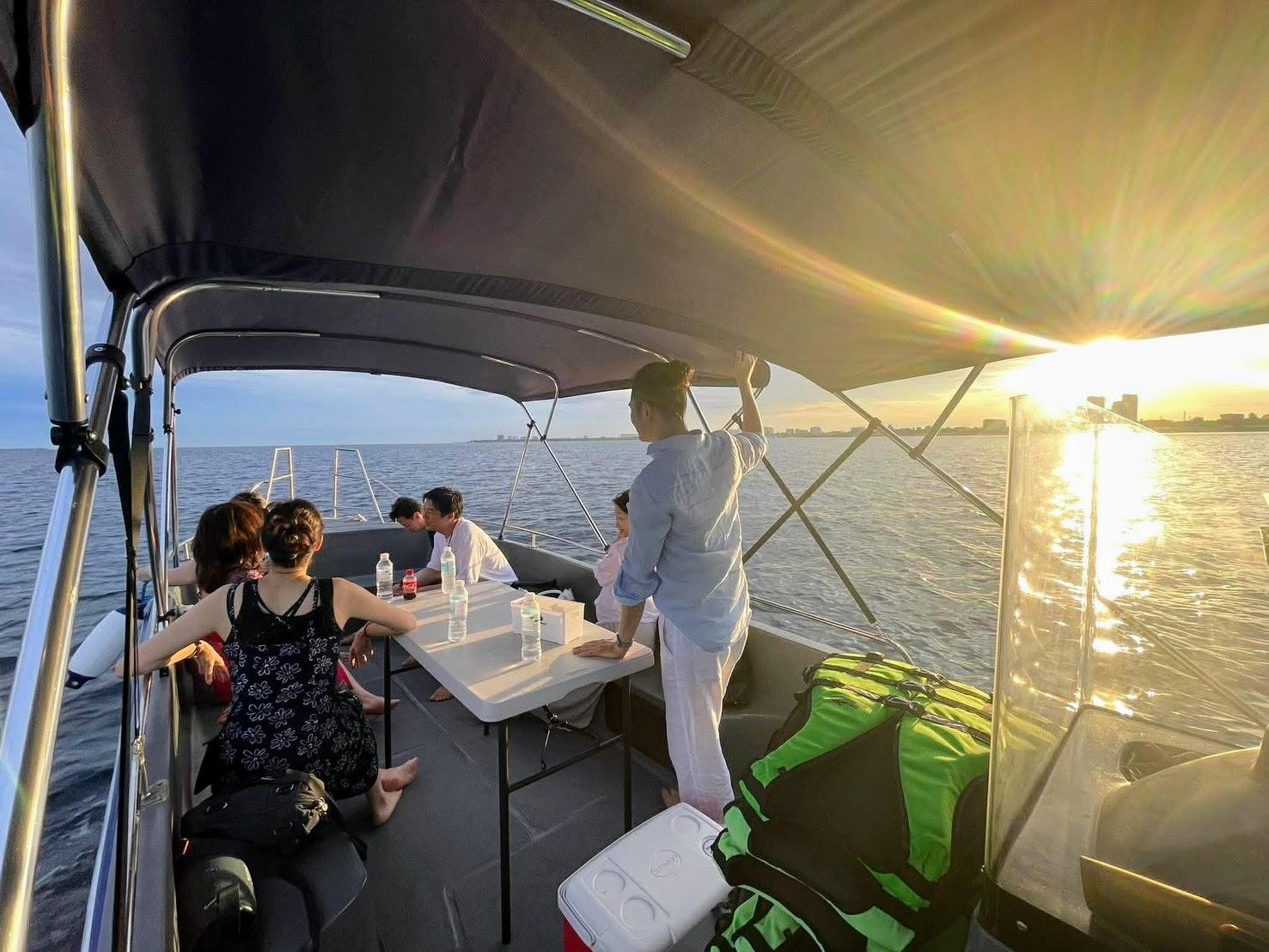Cebu: Mactan Island Sunset Speedboat Cruise with Drinks 2
