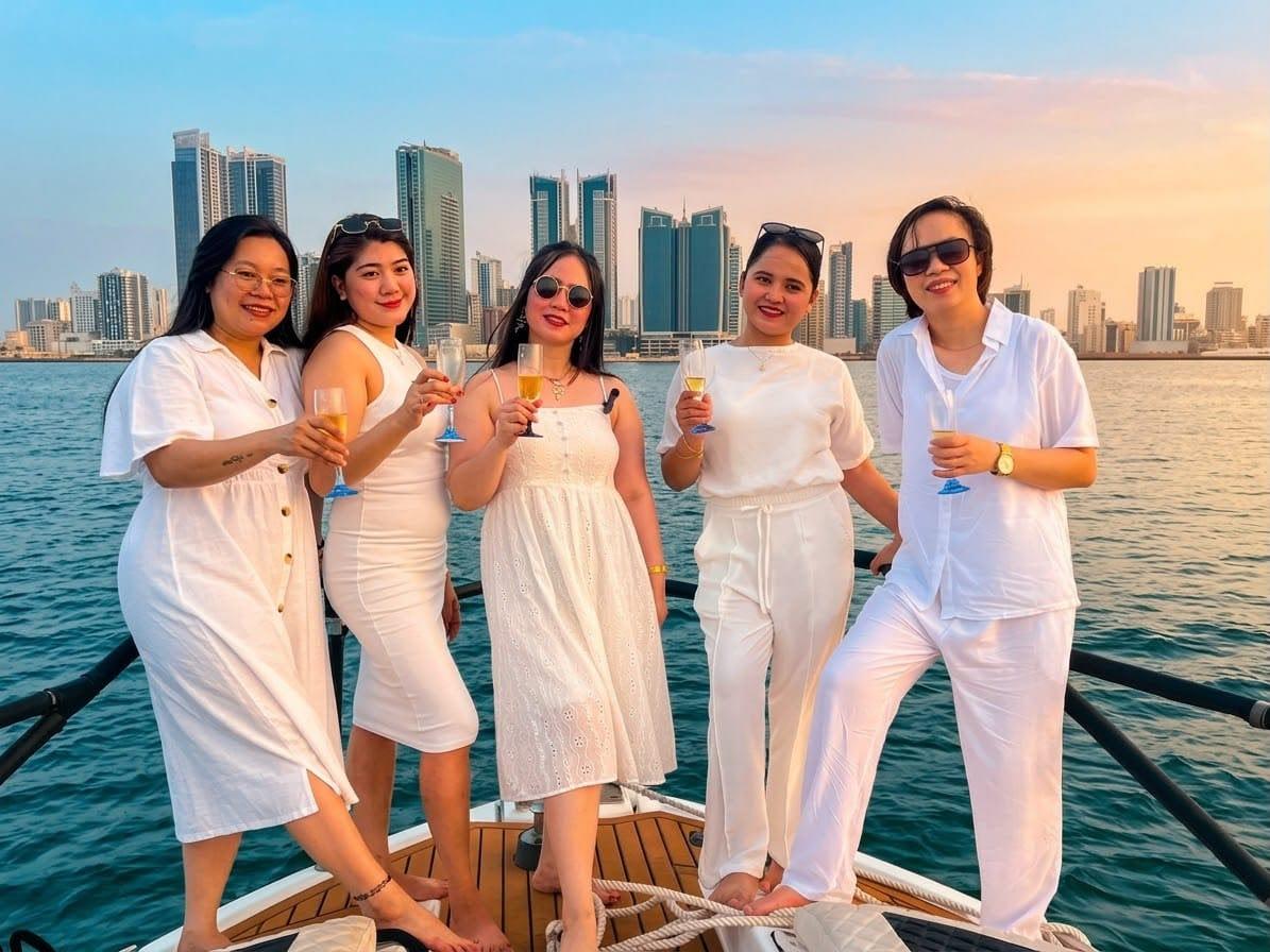 Manama: Boat Cruise with Dinner & Hotel Transfer with guide