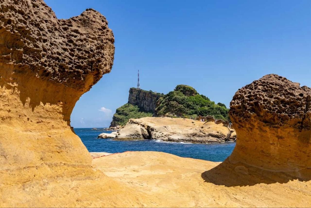 Northeast Coast Charm Tour (Yehliu & Keelung Day Trip) 3