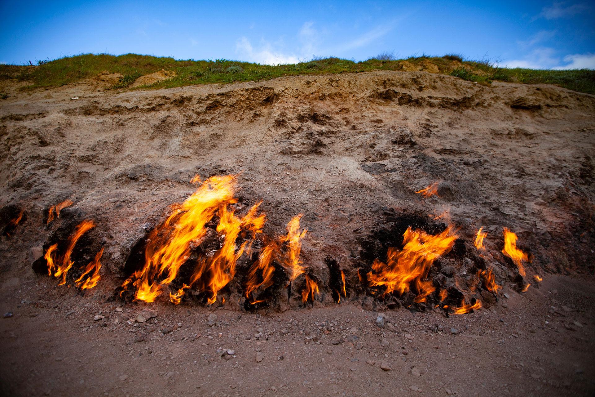 From Baku: Gobustan, Mud Volcanoes & Fire Temple Guided Tour 2