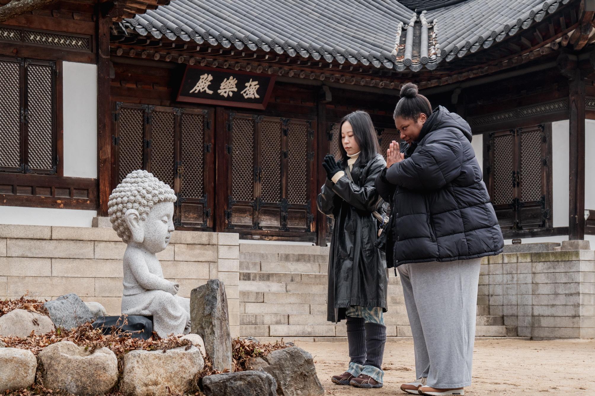 Seoul: Small Group Walking Tour Into City's Hidden Layers