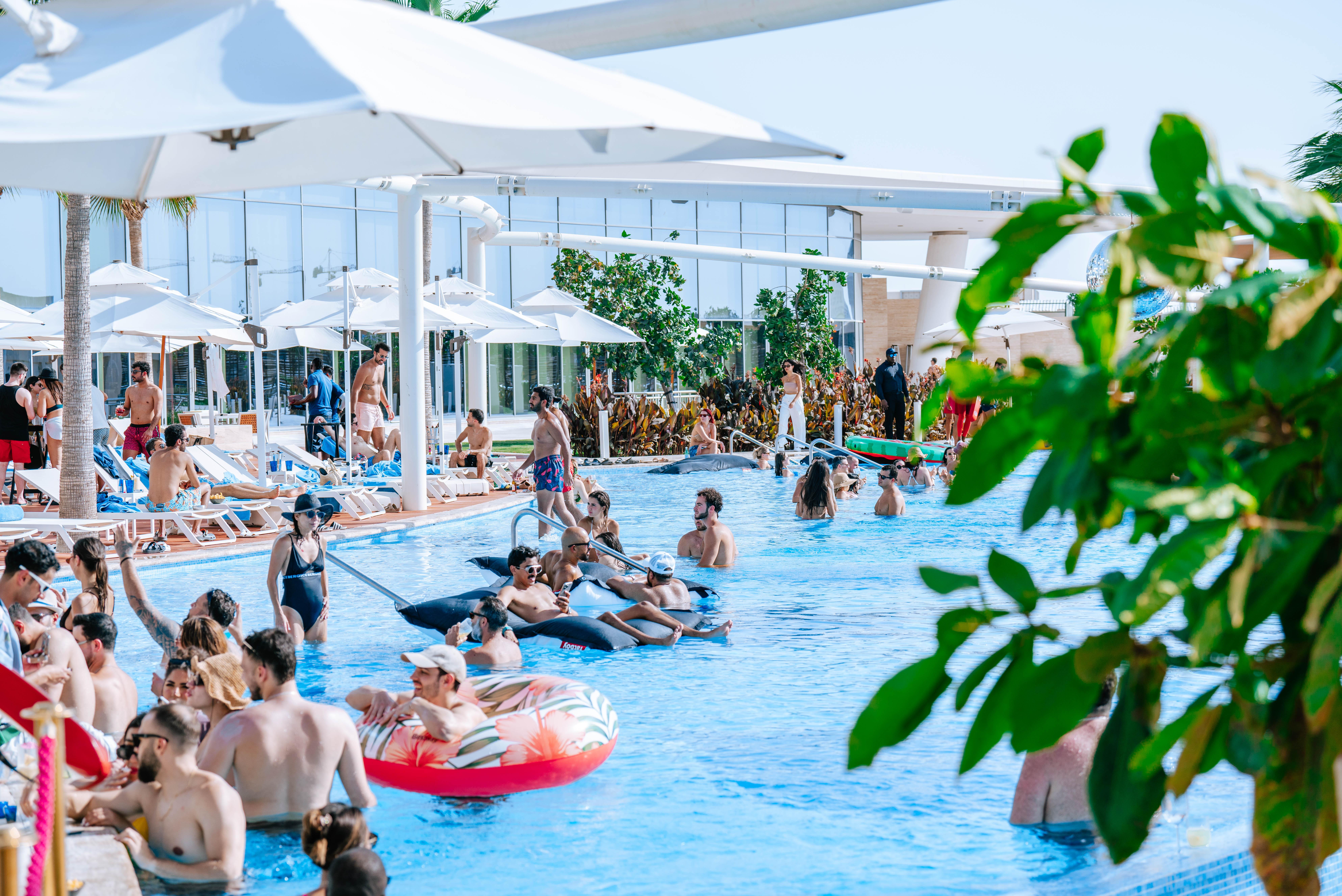 Doha: Beach Club Day Pass with Infinity Pool & 2 Drinks 2