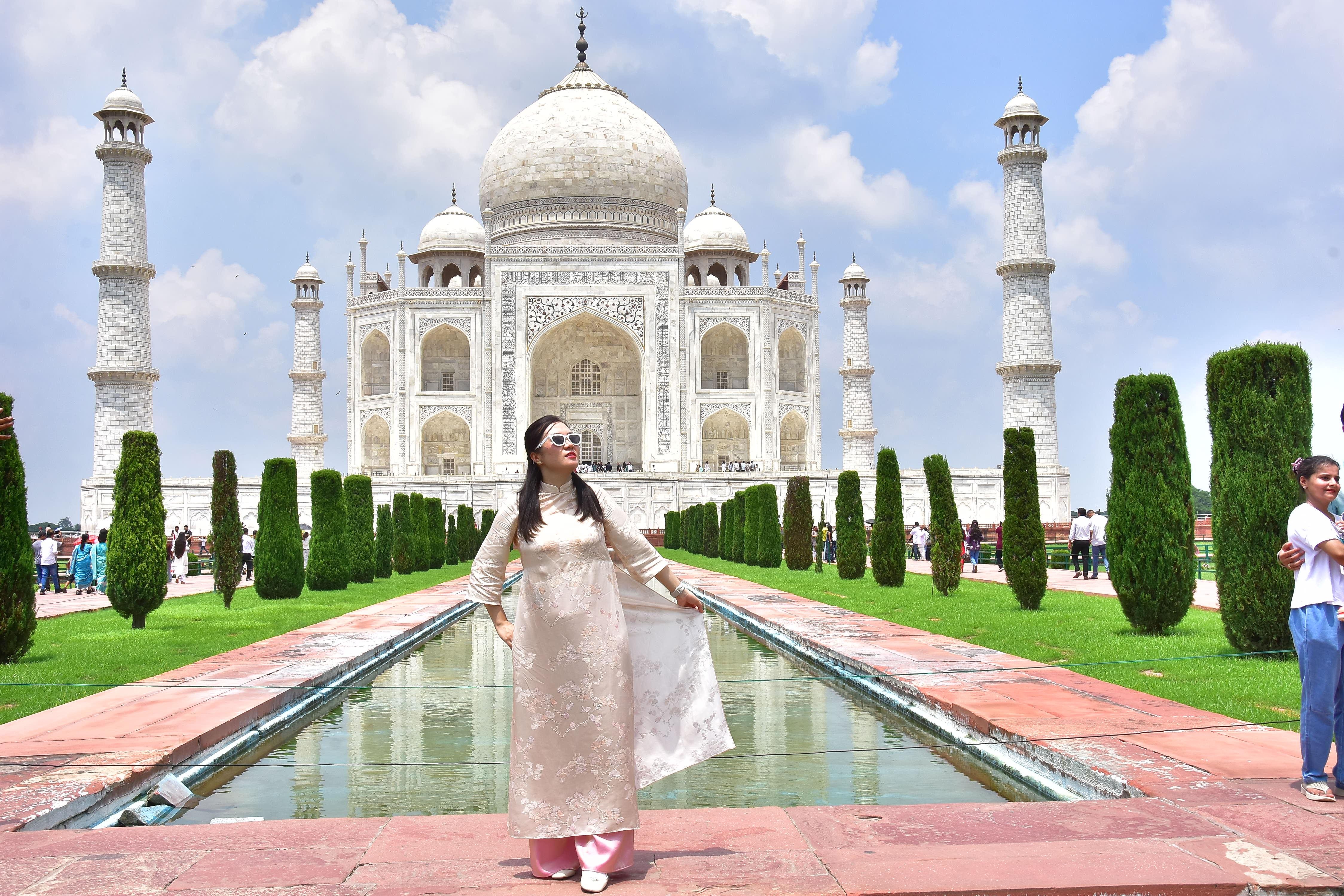 Agra : Taj Mahal Fast-Track Entry Tour with Expert Guide