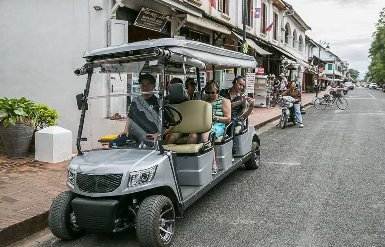 Luang Prabang:1 Hour Heritage Tour,snacks,drinks,pick-up 3