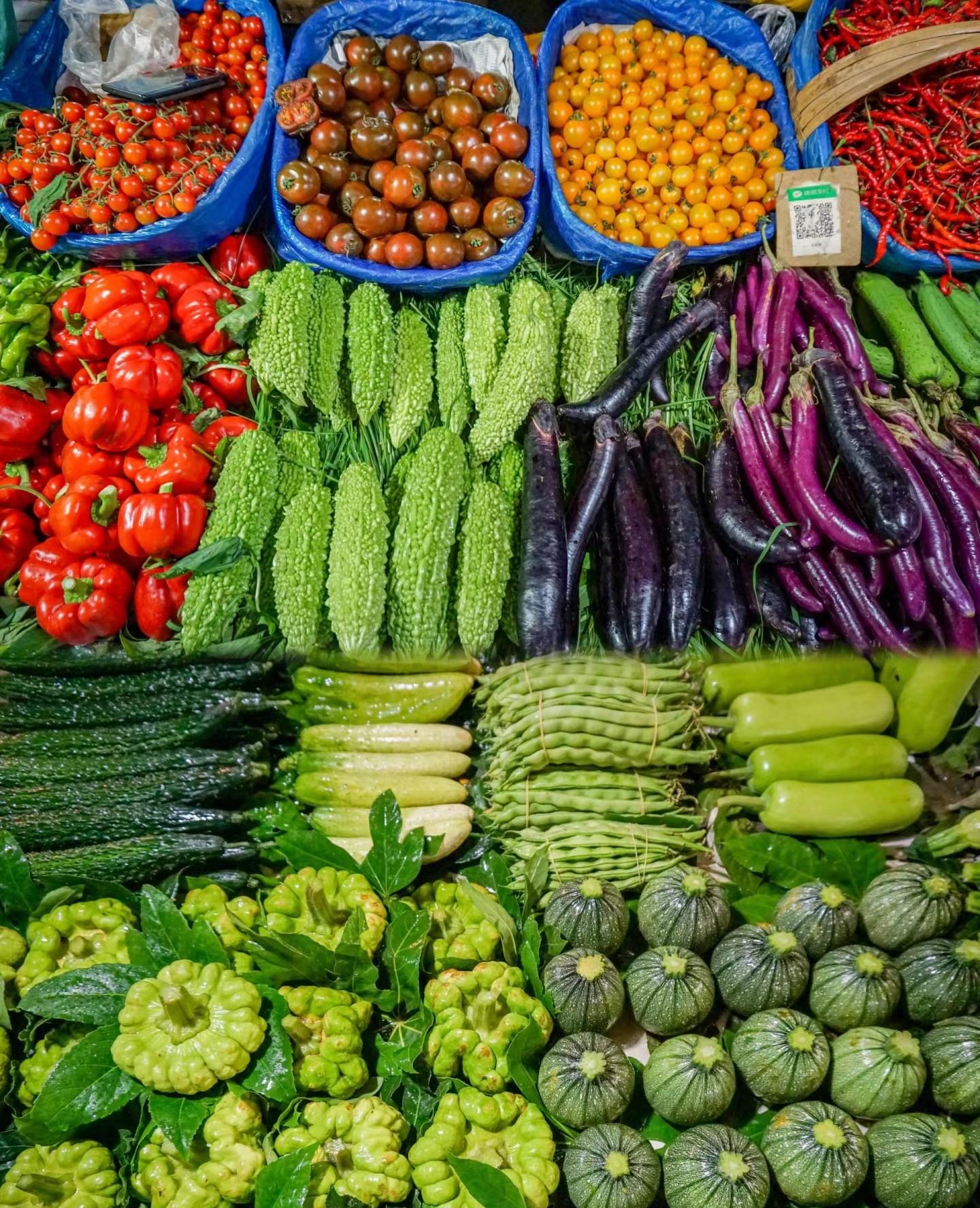 Beijing Market Tour with 10-course Family Feast