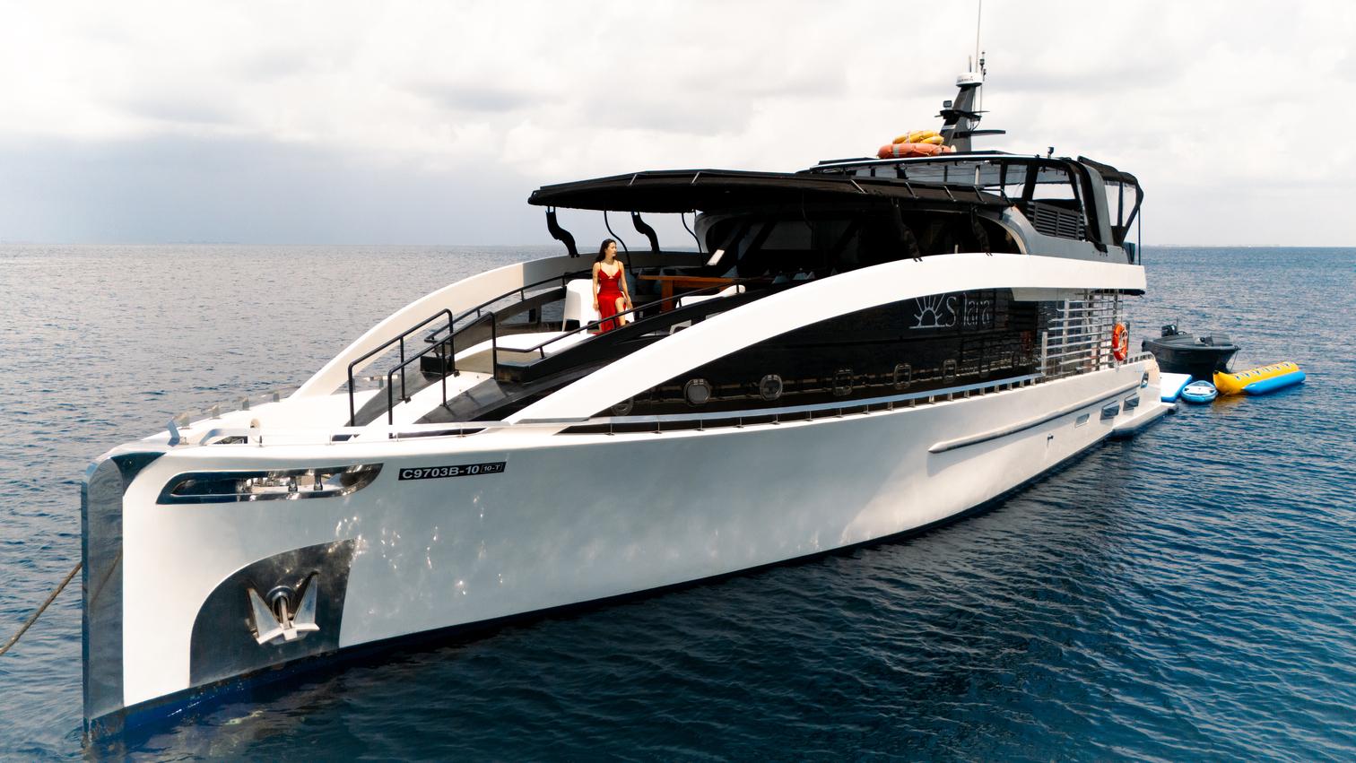 Malé: Luxury Morning Yacht Cruise with Snorkeling & Sea Pool 2