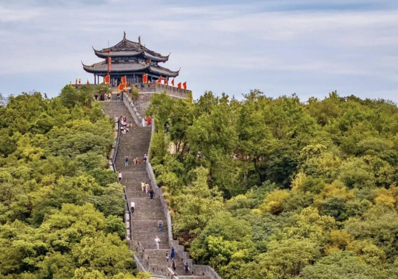 Shanghai: Yixing Little Great Wall Hike with Temple Visit