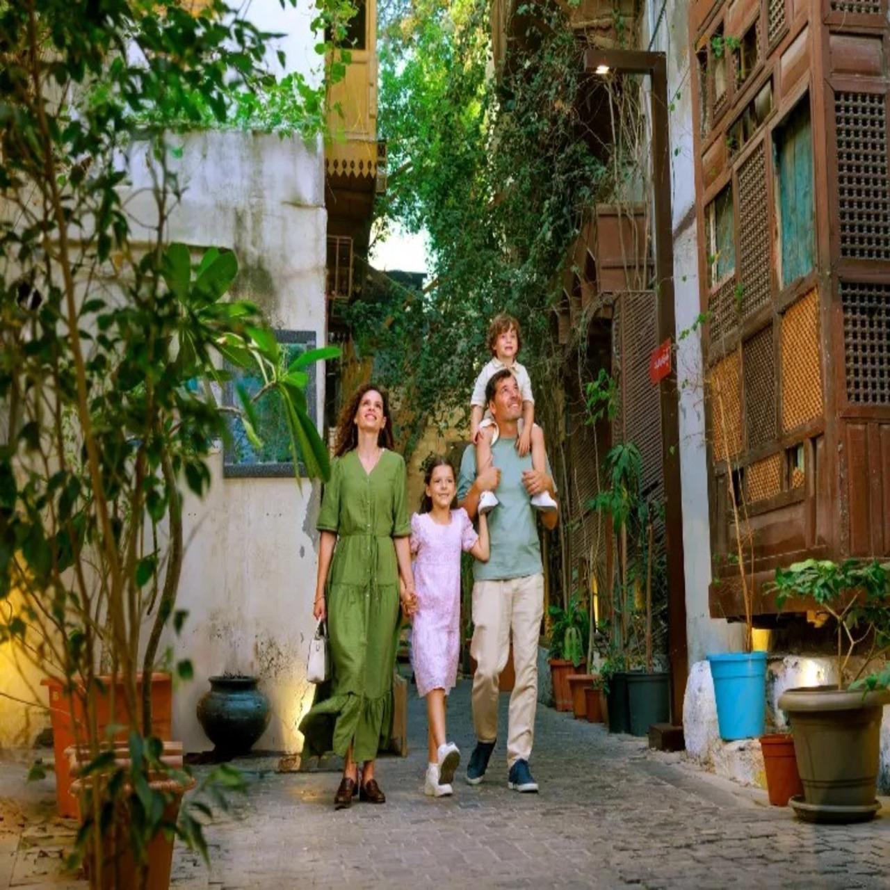Jeddah: Al-Balad Night Tour with Coffee and Guide 2