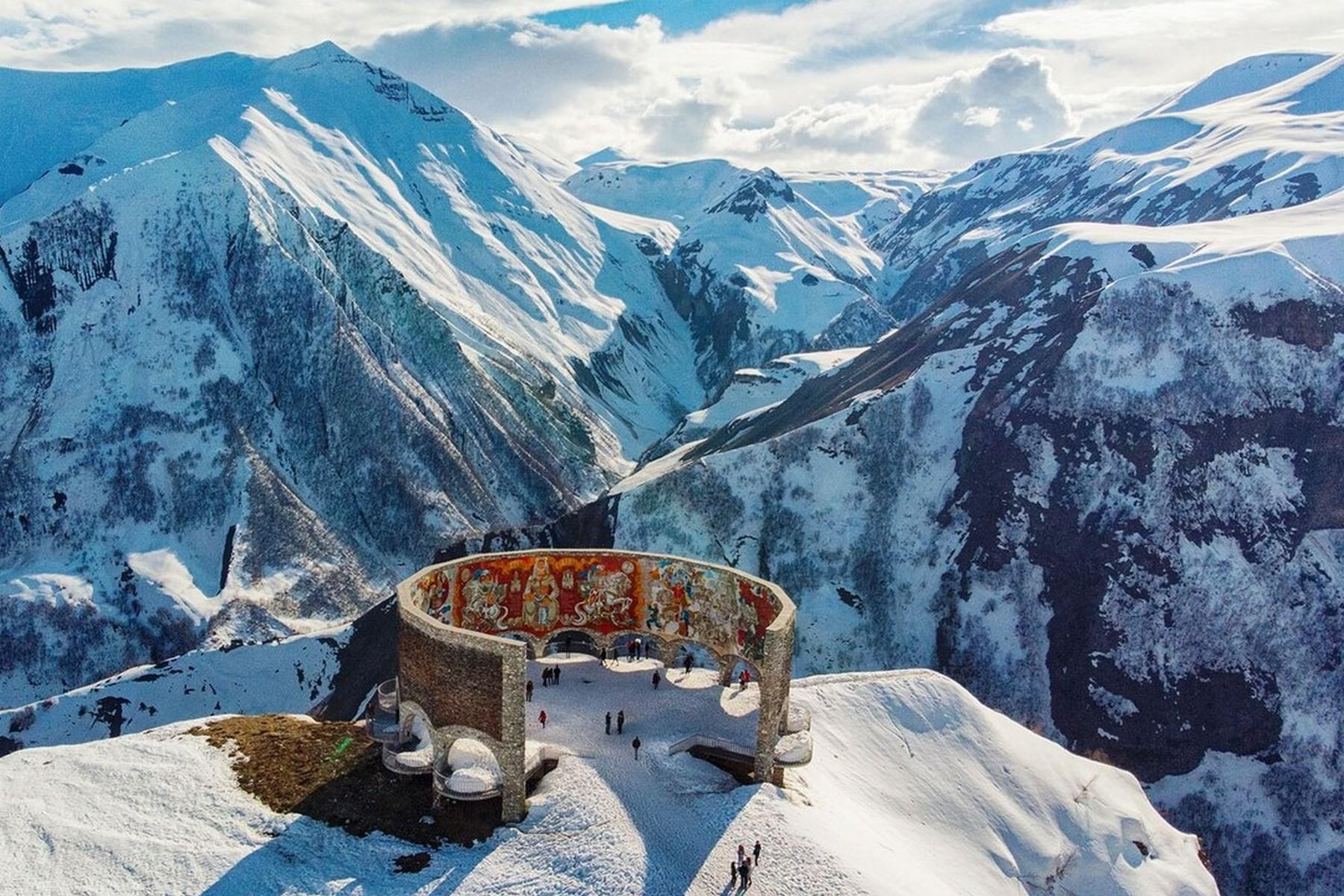From Tbilisi: Kazbegi Scenic Discovery Tour with 4WD Ride