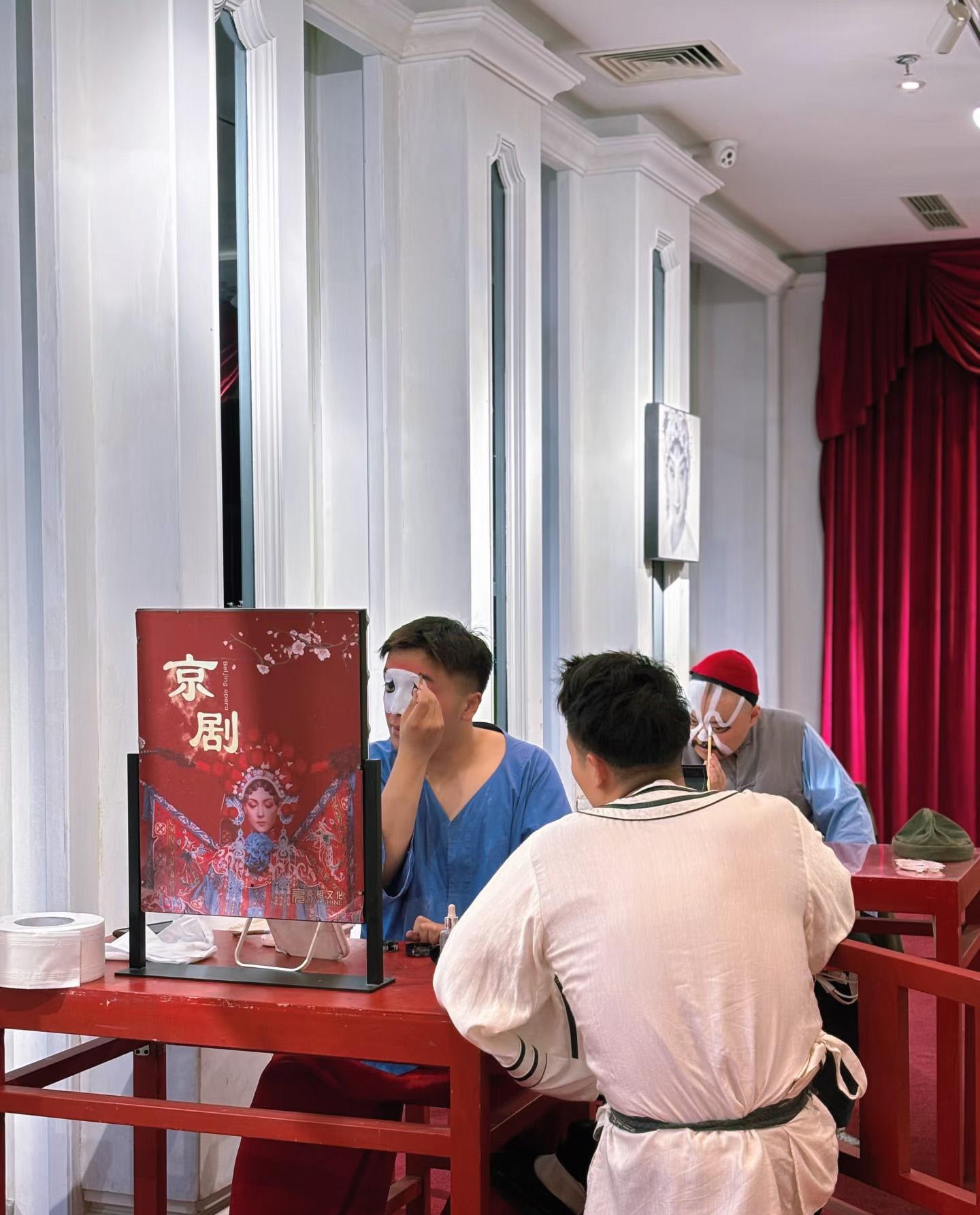 Peking Opera Backstage : Makeup, Costume & Performance 3