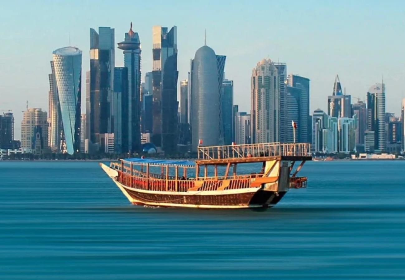 Doha:Wooden Dhow Dinner Cruise with Tea, Arabic Coffee/Dates