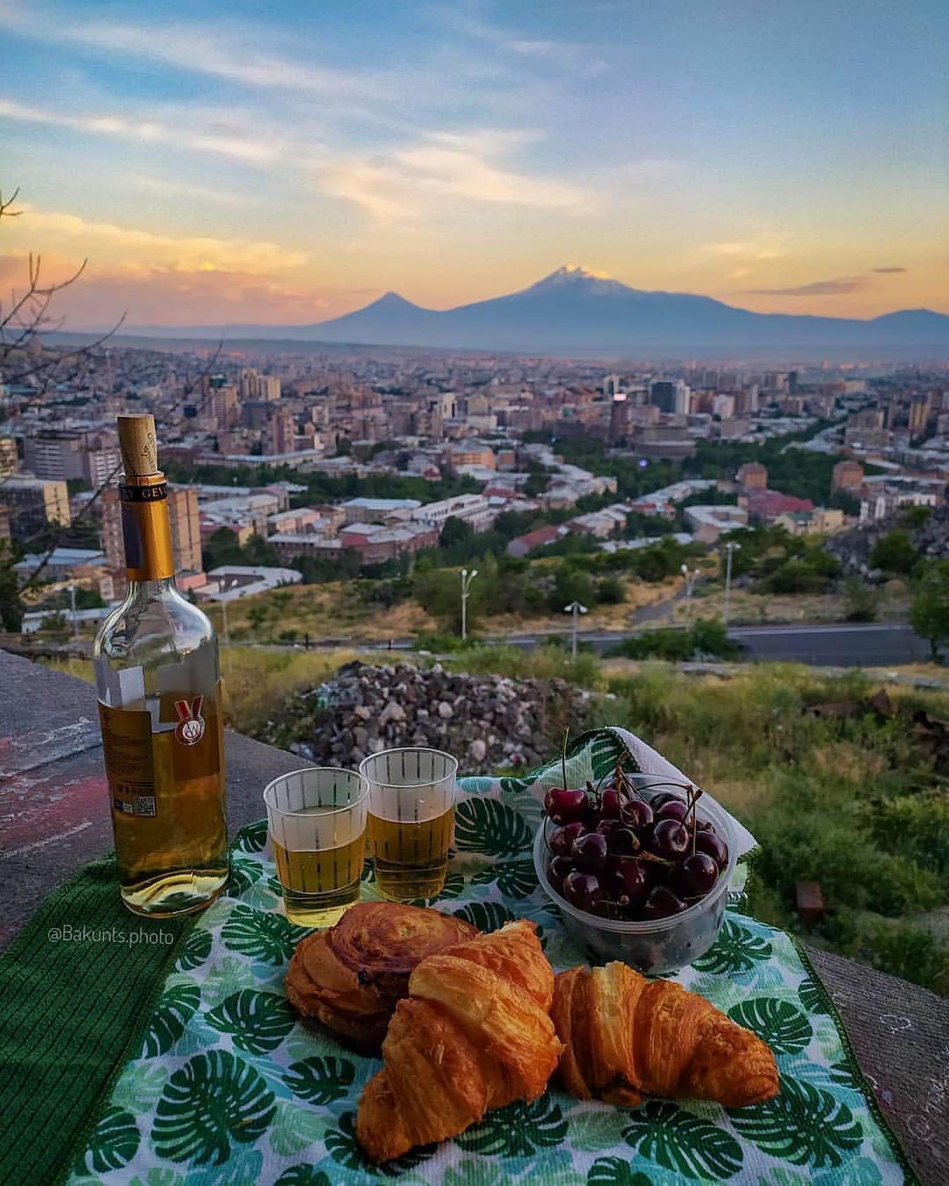 Yerevan: a Tour through the Flea Markets to find treasures 3