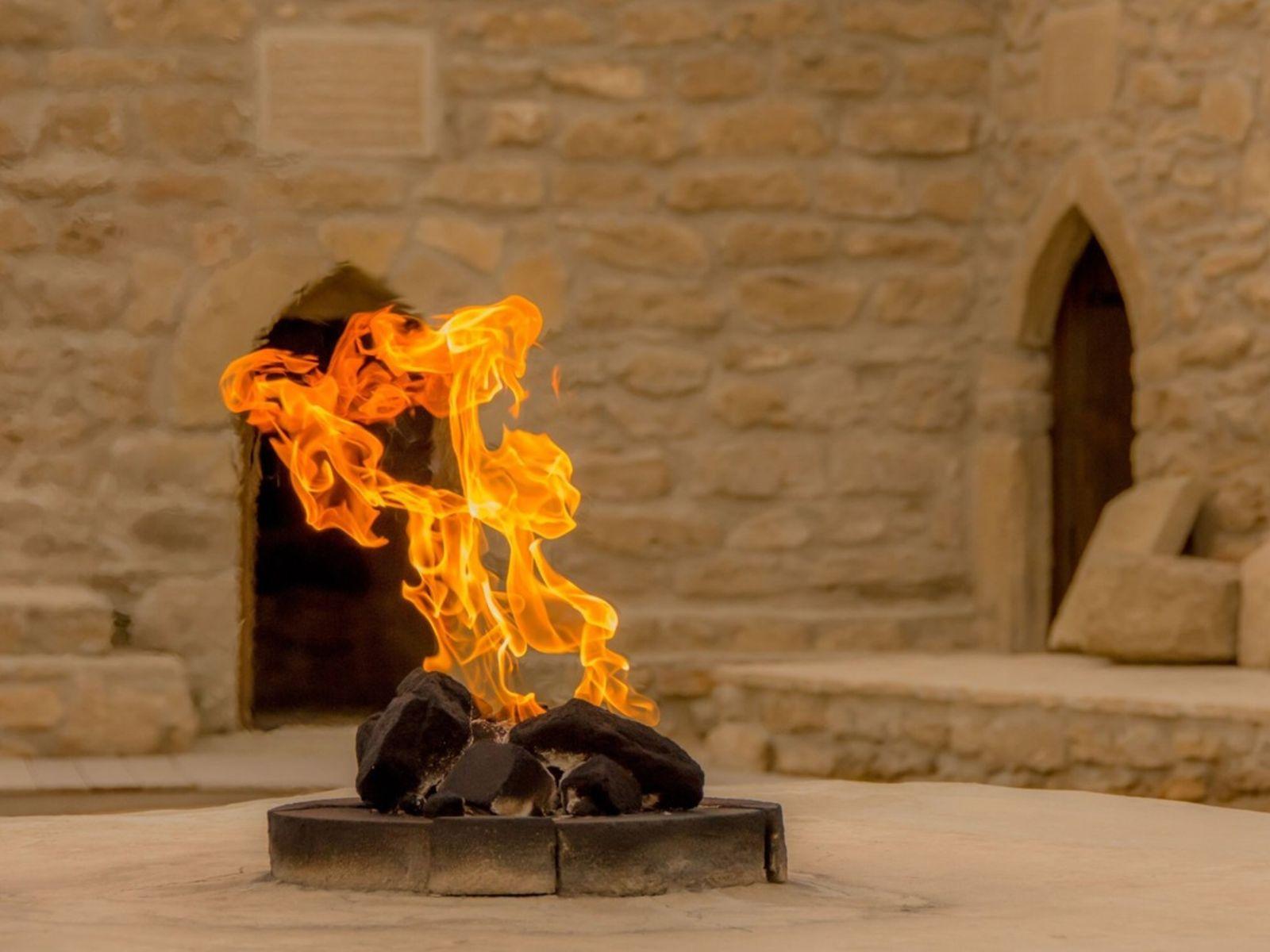 From Baku: Day Tour to Gobustan, Mud Volcanoes & Fire Temple