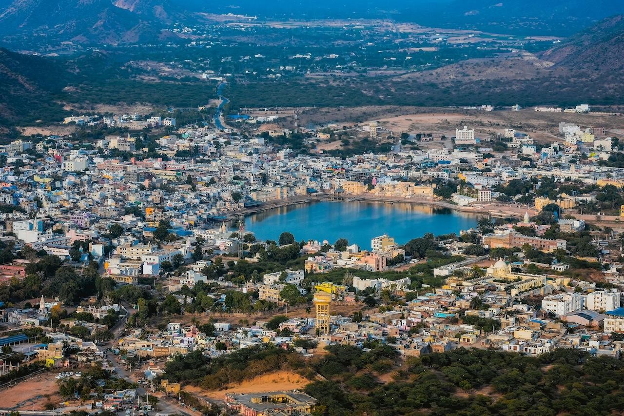 From Jaipur: Temple Town Pushkar Day Trip with Camel Safari